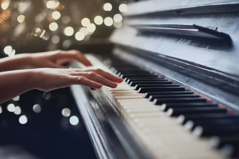 What are the advantages of professional movers when moving a piano?